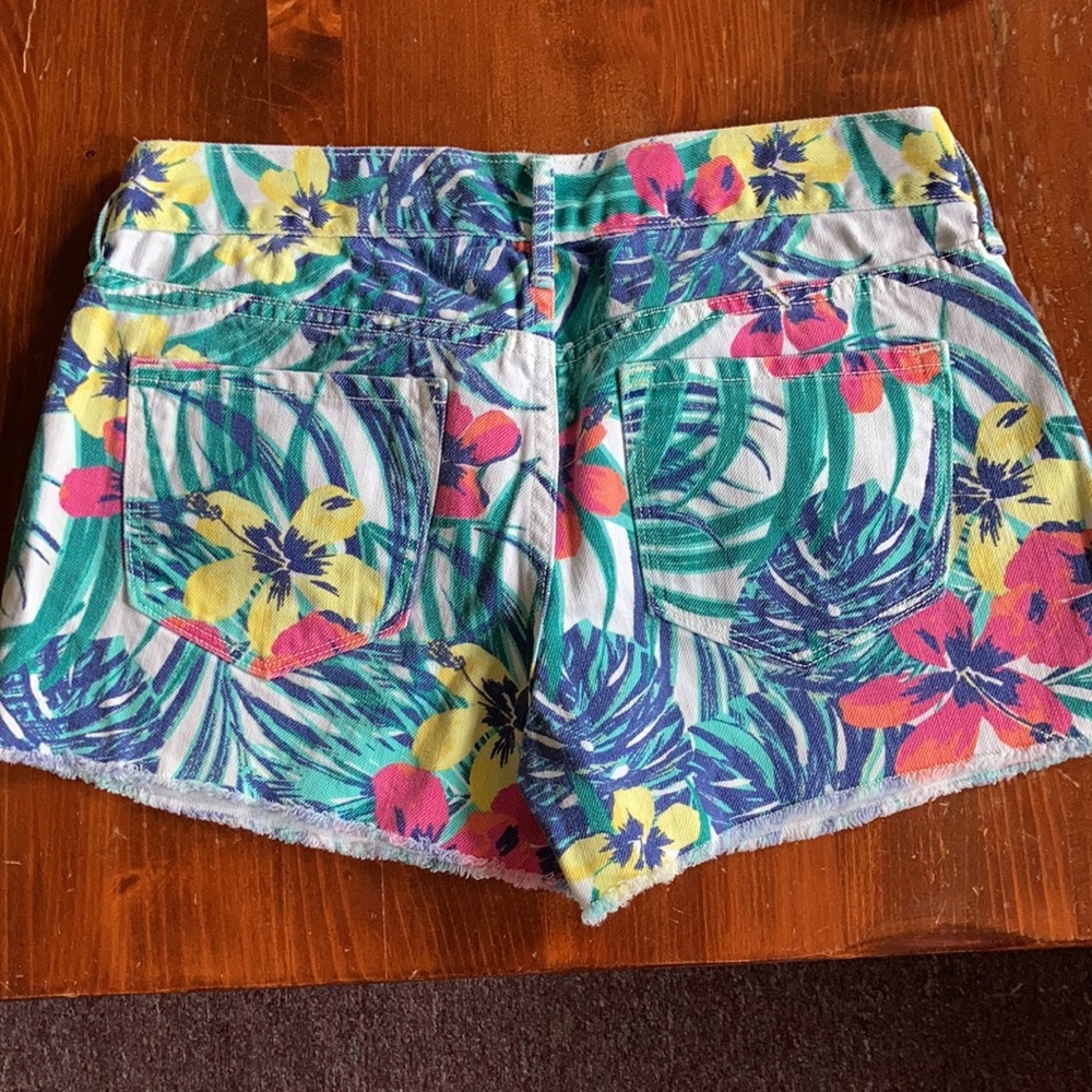 Floral woman’s Old navy jean shorts size 2 - Picture 2 of 2
